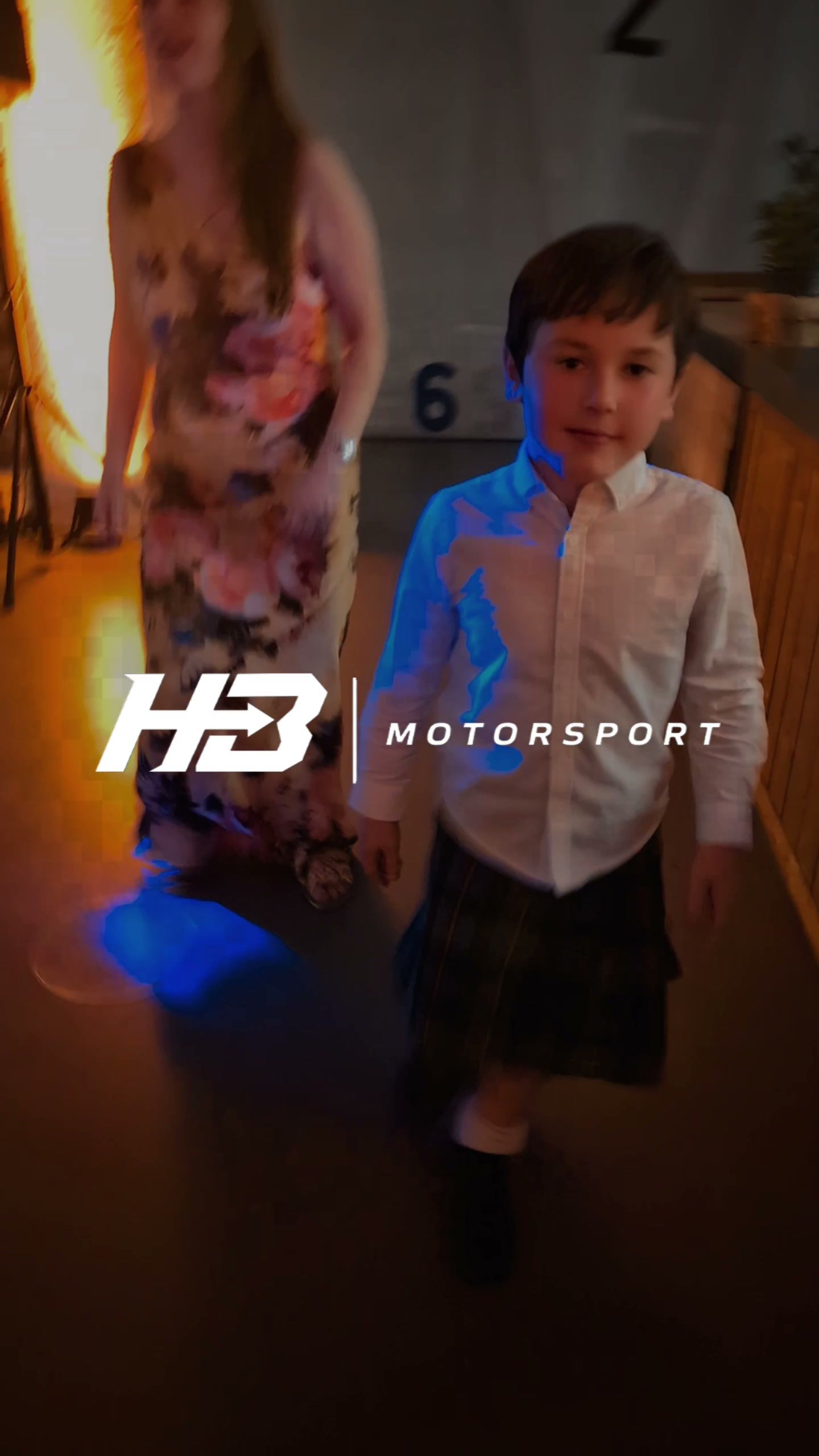 Fotograma final do vídeo da viagem a Hamburgo com o logótipo HB Motorsport em branco sobre as imagens