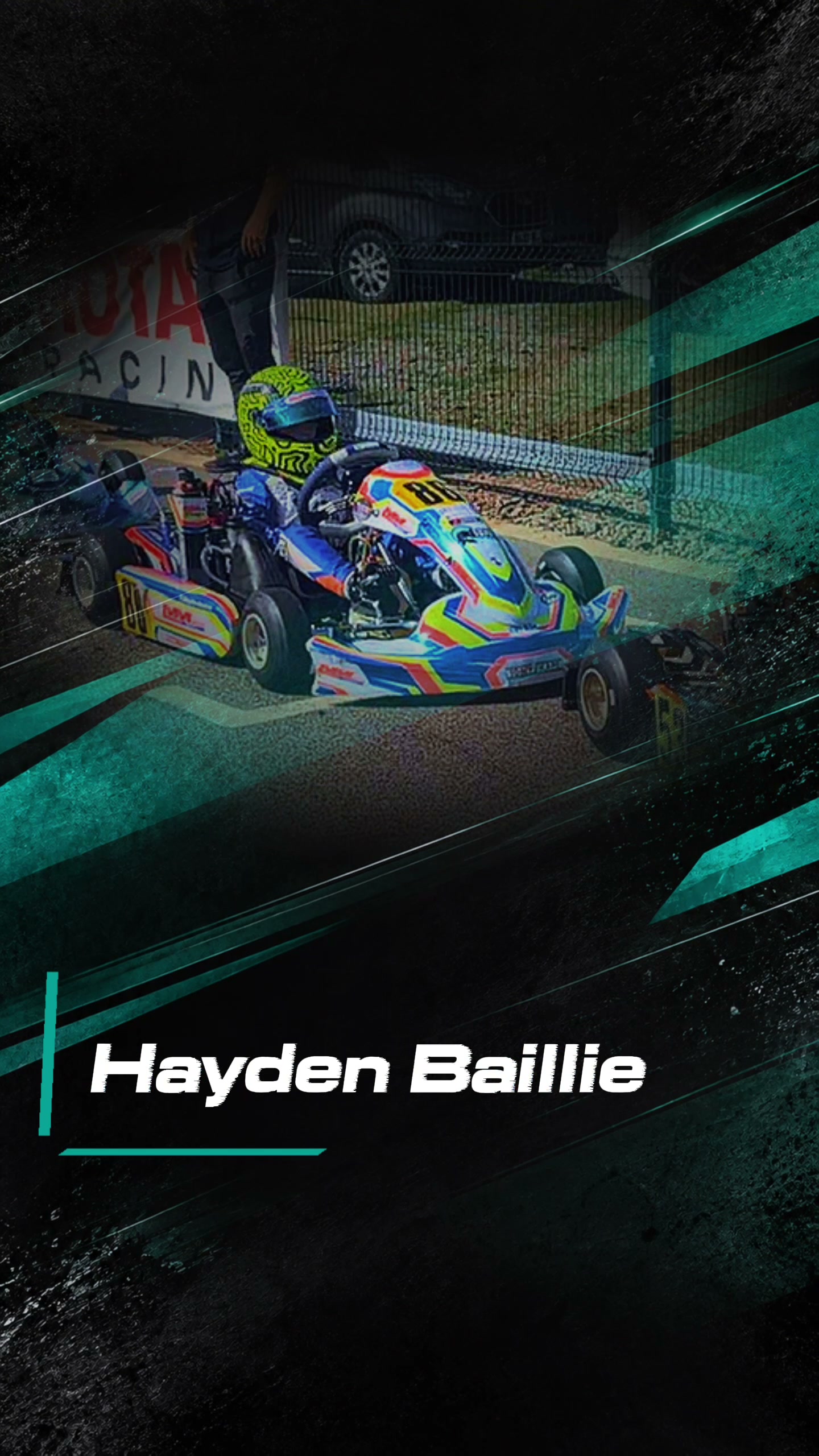 Hayden no kart, num fotograma de apresentação com grafismos em azul-petróleo e preto